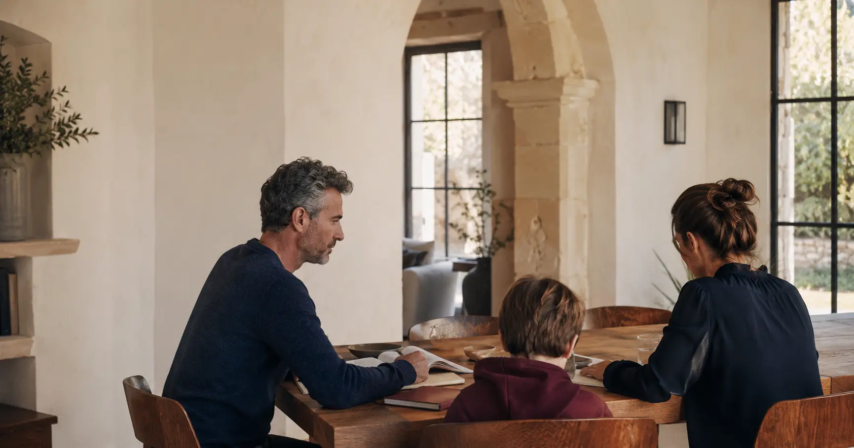 Parent protégeant l’organisation quotidienne de son enfant pendant un divorce